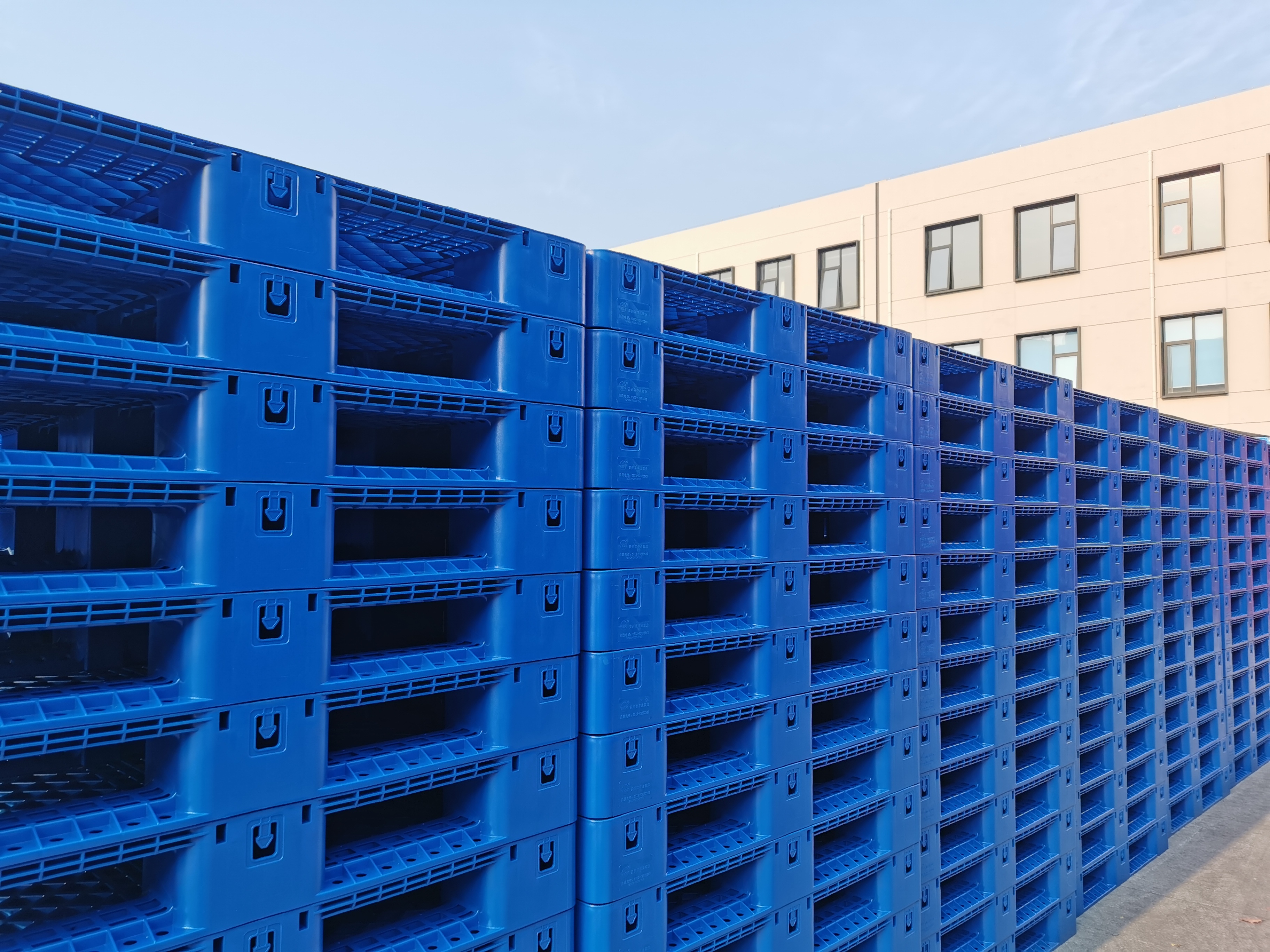 Blog công ty mới nhất về Tại sao các pallet nhựa đang cách mạng hóa ngành vận chuyển hàng hóa